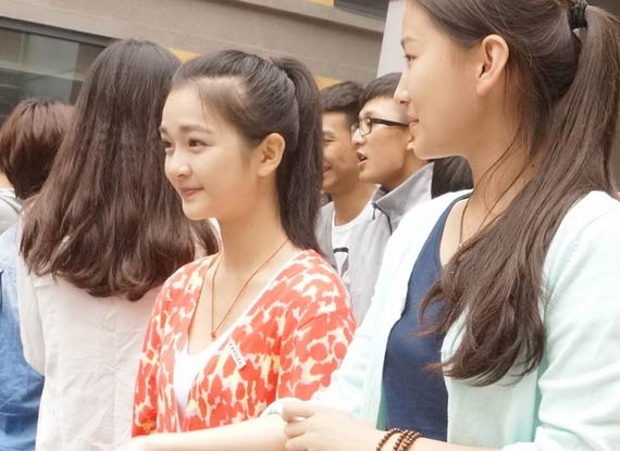 年轻是宝,青春无敌!15岁的上海小将陈欣怡力克两位师姐伦敦奥运会铜牌得主唐奕和亚洲纪录保持者、卫冕冠军庞佳颖摘取全运会女子100米自由泳桂冠。业内人士并不感到惊讶,因为陈欣怡是奥运会冠军刘子歌的小师妹,本届全运会她在200米混合泳决赛中差点反超叶诗文。 100米自由泳夺冠后,小姑娘文静地说:比赛前我对金牌没有什么想法,教练一直给我放松心态,没有给我布置太多的任务,要求我必须怎么样,所以我觉得还可以,很放松。 很多人好奇陈欣怡如何取得突飞猛进的成绩。我过去游进过55秒,而且第