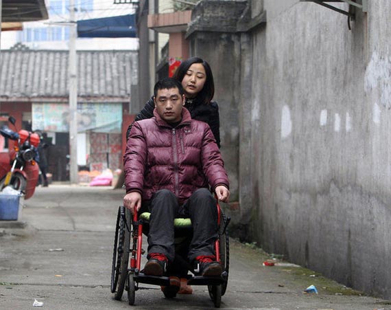 90后女孩照顾截瘫男友的3年合约