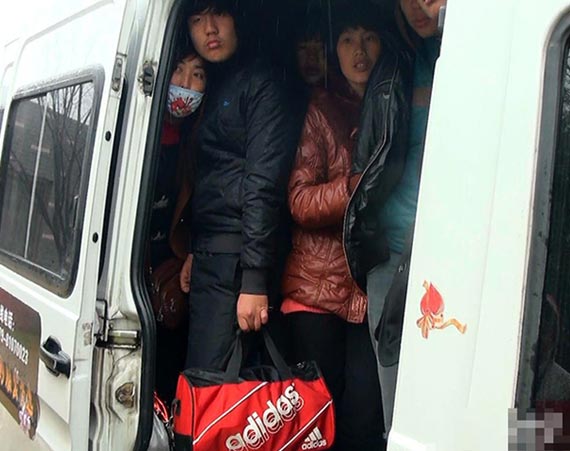 浙江现客车&ldquo;超载王&rdquo;9座车塞进31人