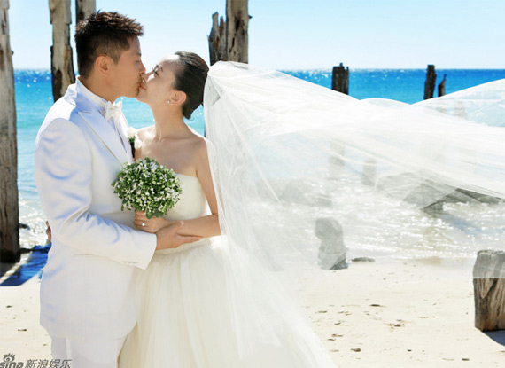 刘威葳海滩婚礼照曝光 浪漫唯美纯净温馨(组图)
